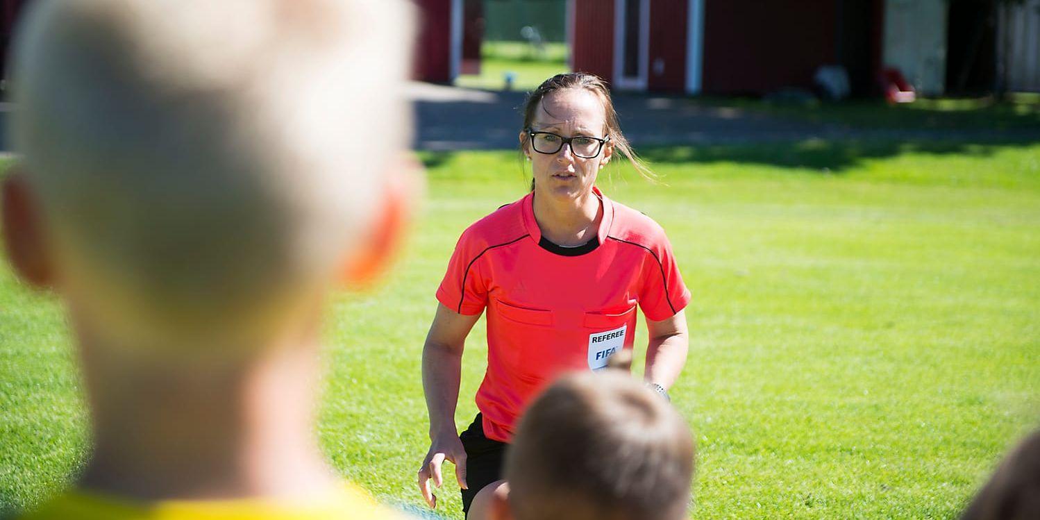Pernilla Larsson besökte för några veckor sedan landslagets fotbollssskola på Torsbovallen för att prata med framtidens domare. Inför nyfikna barn visade hon hur hennes utrustning fungerar.