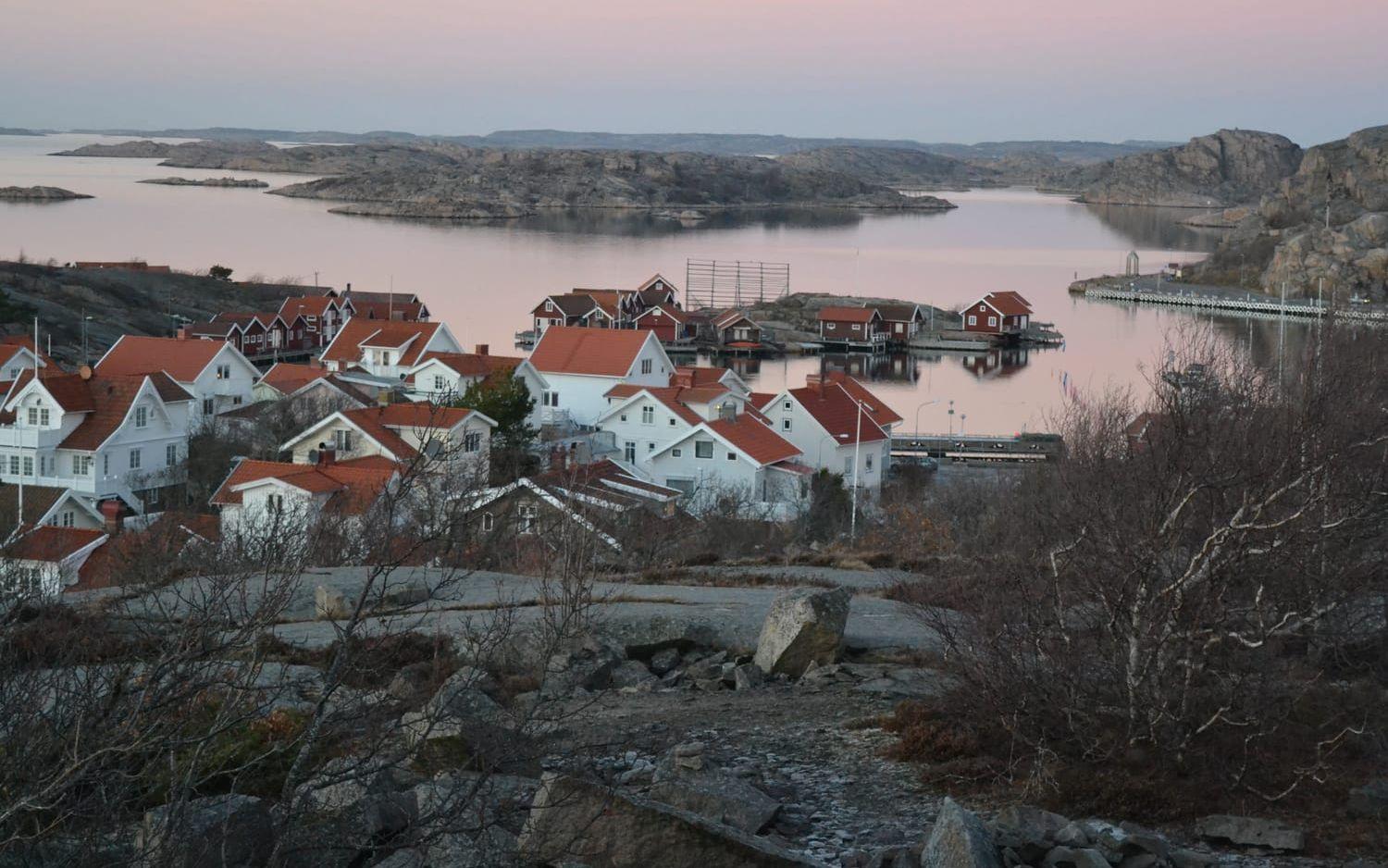 Utsikt mot Hunnebostrands centrum, hamnen, Udden och fjorden norrut.