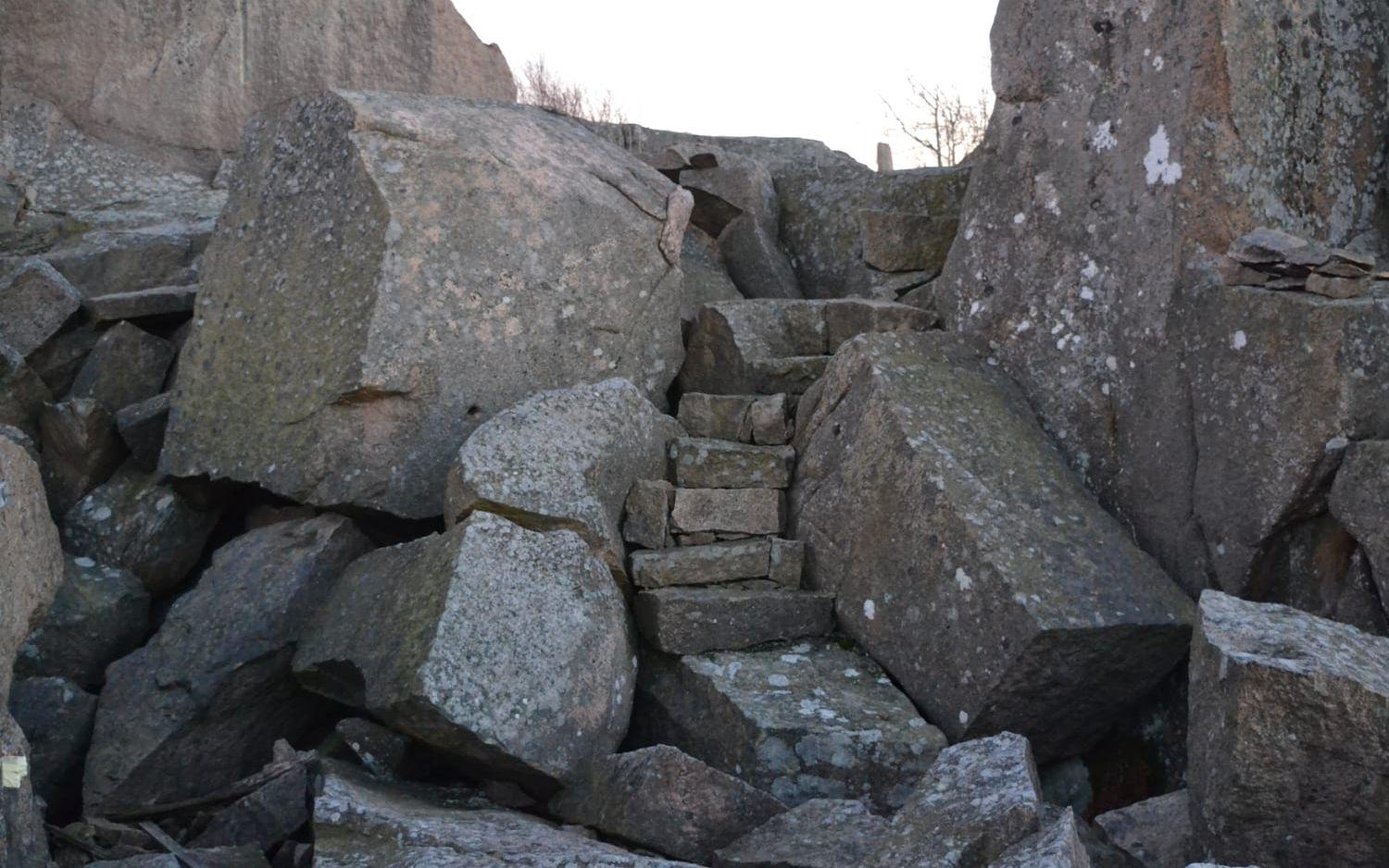 En trappa av stenblock som påminner och den industri som fanns på Lahälla förr i tiden.