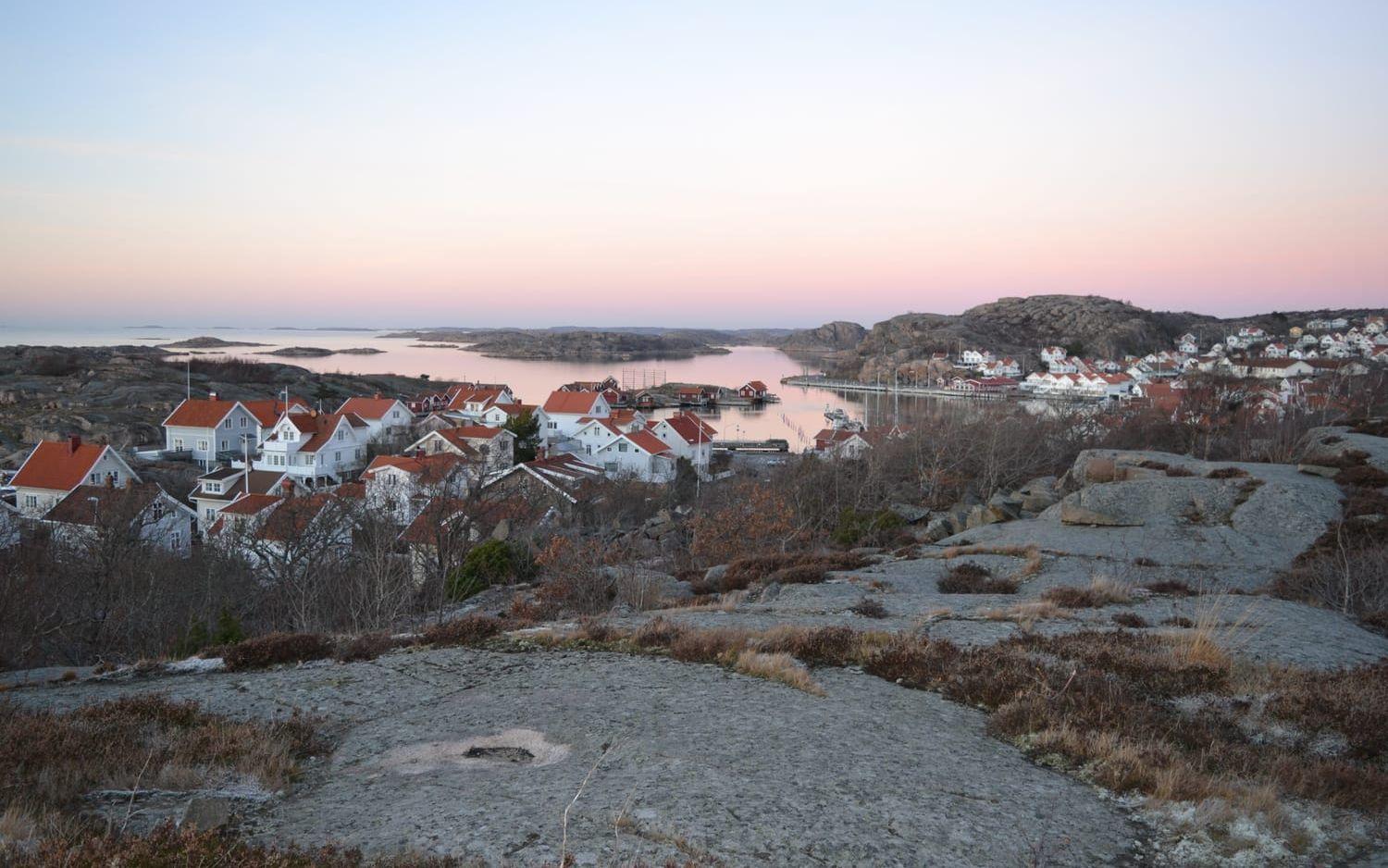 Utsikt mot Hunnebostrands centrum, hamnen, Udden och fjorden norrut.