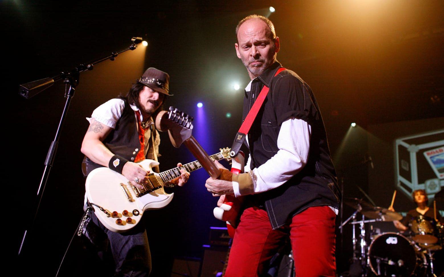 Gitarrlegendar. Guns N' Roses tidigare gitarrist Gilby Clarke (till vänster) är ett av många stora rocknamn som har spelat på Backstage under de första tio åren. Bild: Jason DeCrow/AP/TT