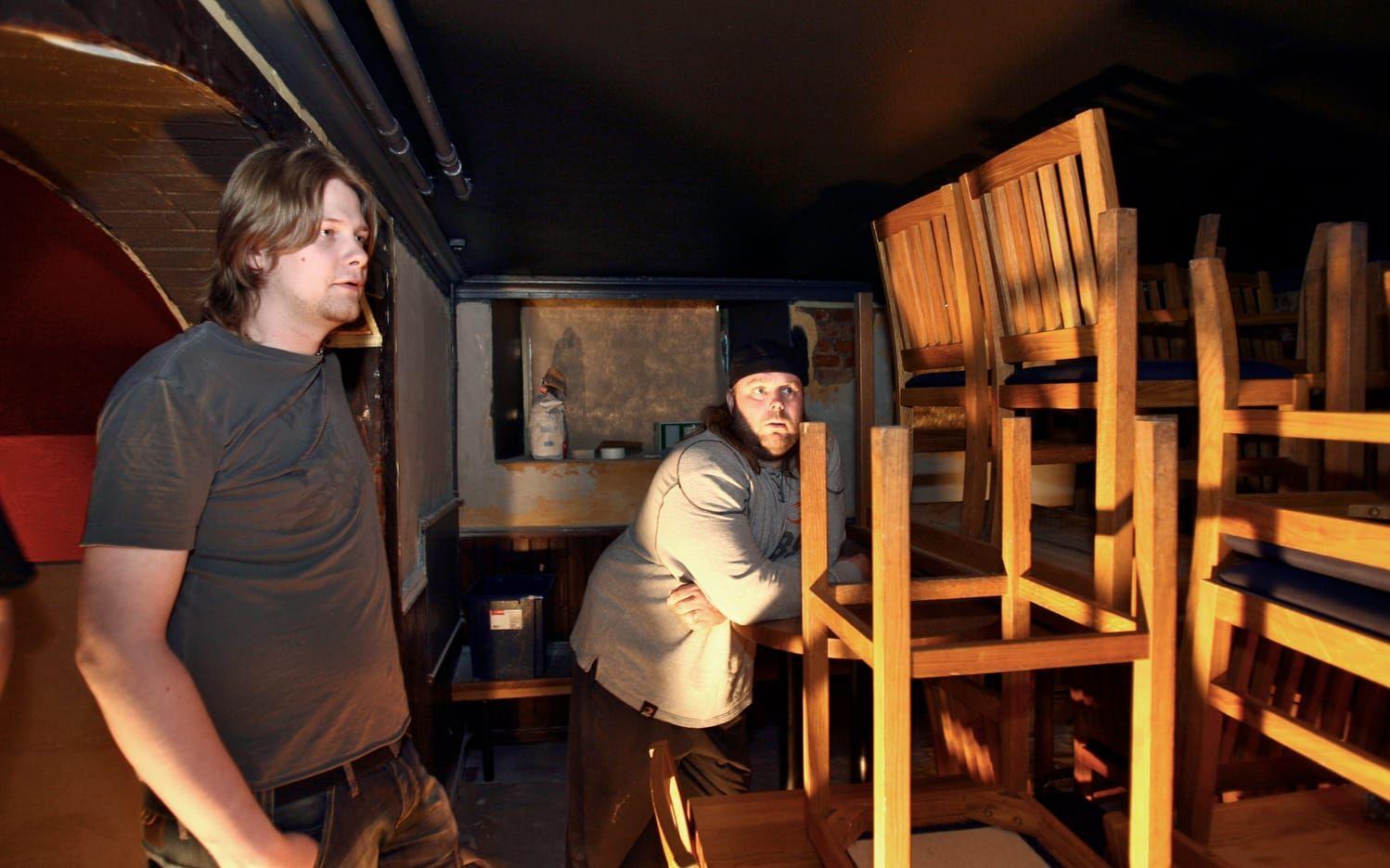 Byggjobb. Peter Malm och Fredrik Eriksson slet hårt inför premiären i juli 2007. Bild. Dragan Mitrovic
