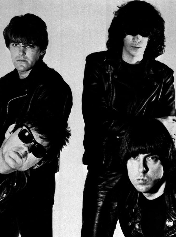 Legendar. Richie Ramone (längst upp till vänster) från klassiska The Ramones spelar på Backstage den 12 augusti.