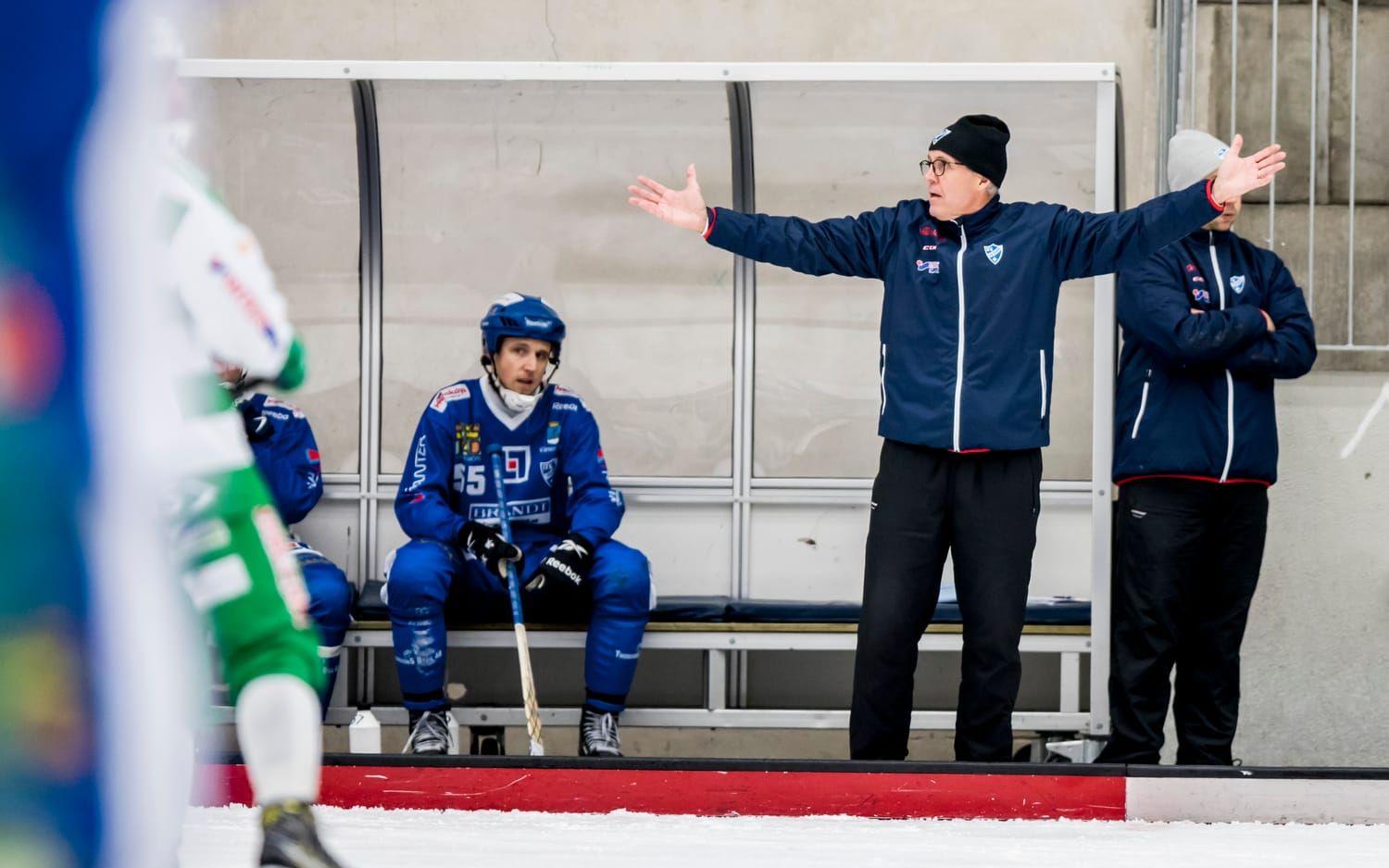 Bild: Sebastian LaMotte. IFK-tränaren Stefan Karlsson reagerar över ett domslut.