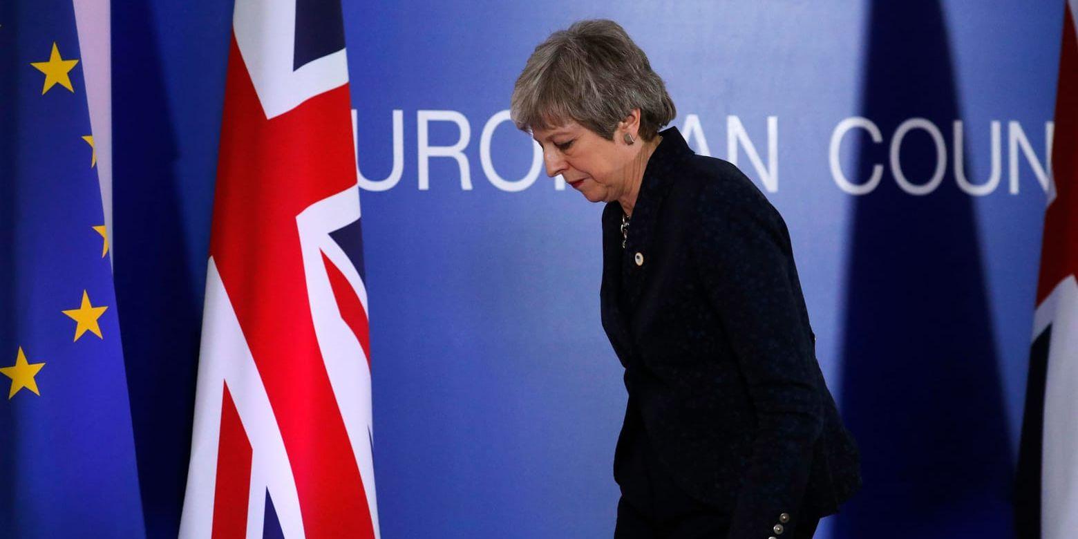 Storbritanniens premiärminister Theresa May lämnar sin presskonferens efter EU-toppmötet i Bryssel.