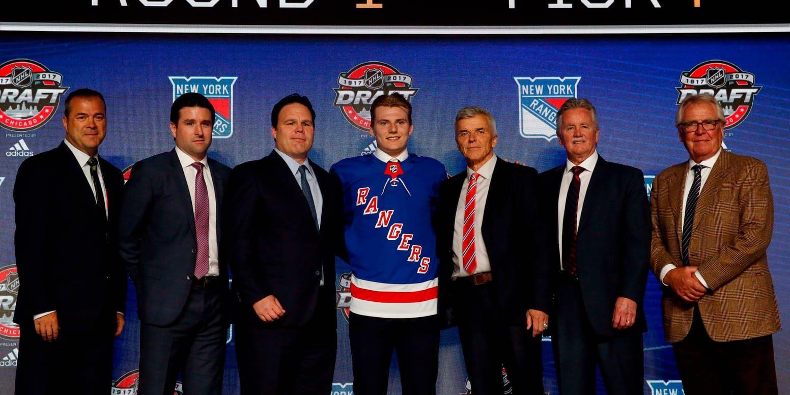 Den svenske ishockeycentern Lias Andersson har skrivit kontrakt med New York Rangers.