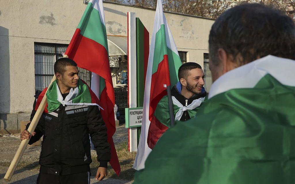 Unga män, draperade med bulgariska flaggor, demonstrerade vid lägret.  Bild: Visar Kryeziu