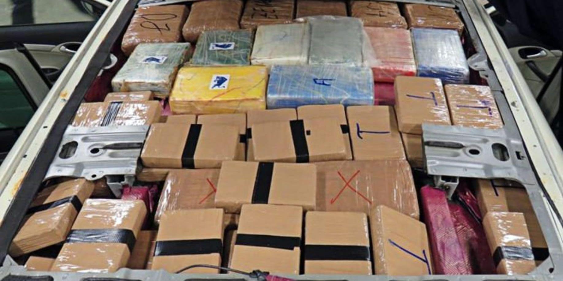 I en konstruerad låda mellan inner- och yttertaket på en personbil låg nästan 22 kilo kokain och tio kilo heroin. Nu åtalas en 26-årig man för synnerligen grov narkotikasmuggling.