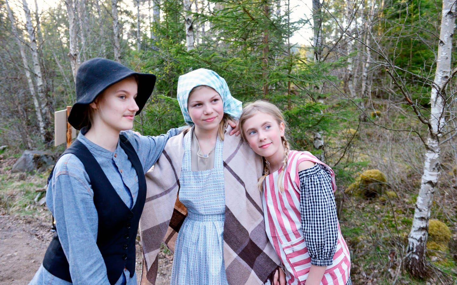 Emma Edling, Alma Frisk och Wilma Andersson trivdes bra med att skådespela i det fria. Foto: Jonas Myrholm