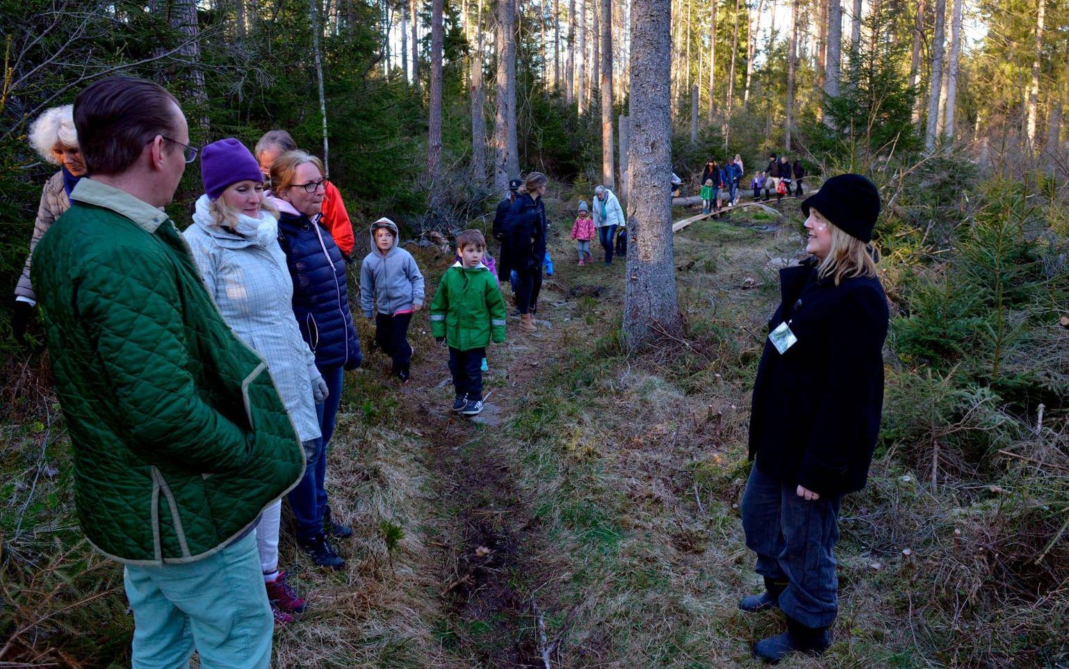 Många ville delta i vandringen, och besökarna fick ta sig runt i olika grupper. Foto: Jonas Myrholm