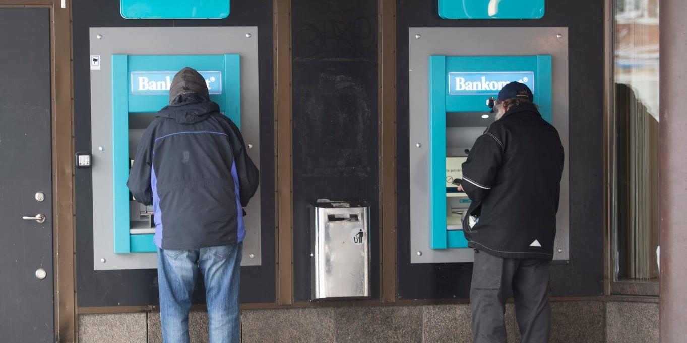 Trots minskad kontanthantering fyller bankomaterna fortfarande en viktig roll. Arkivbild.
