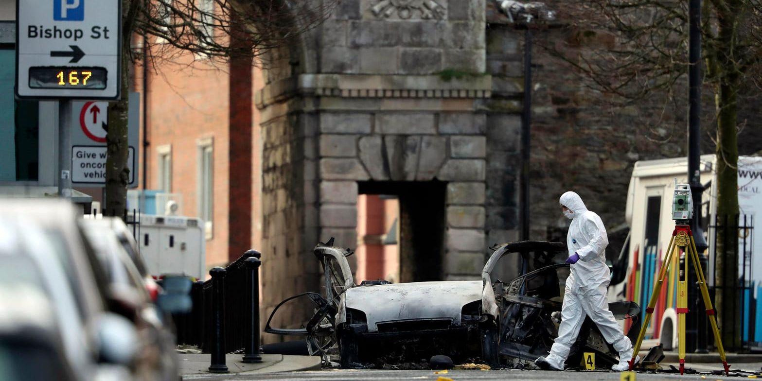 Polisens tekniker undersöker platsen där en bilbomb exploderade i Londonderry/Derry, Nordirland.