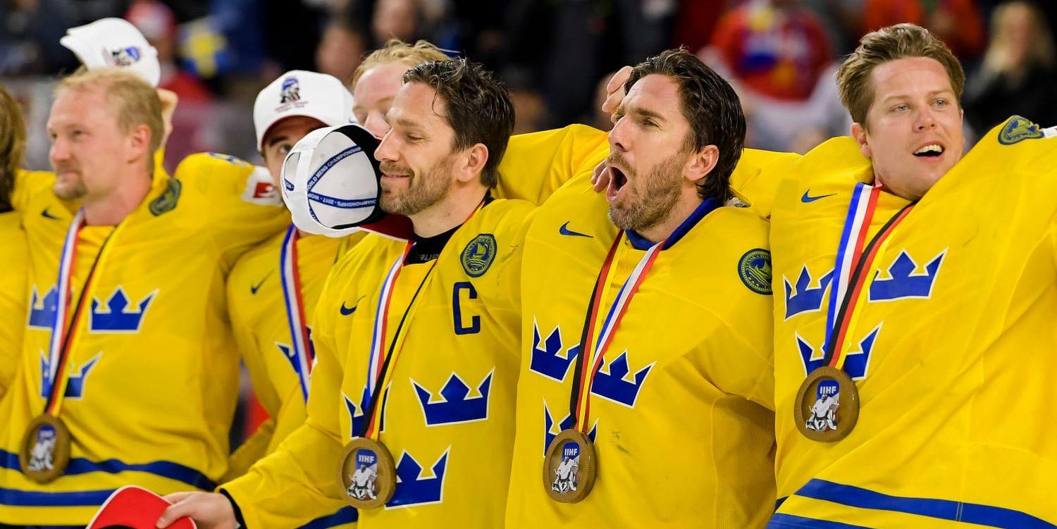 Viktor Fasth, längst till höger, jublar tillsammans med tvillingbröderna Joel och "Henke" Lundqvist, lagkapten respektive stor matchhjälte, efter VM-guldet i Köln på söndagskvällen.