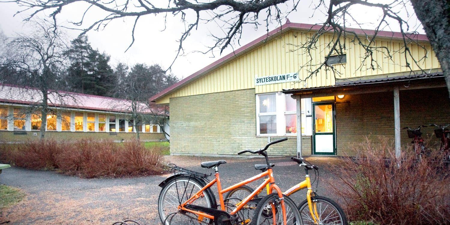 En tioårig pojke rånades vid Sylteskolan i Trollhättan på söndagskvällen.