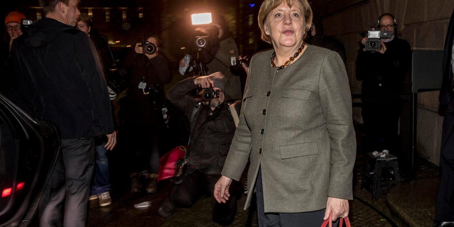Angela Merkel går hem med oförrättat ärende vid regeringssamtalen i Berlin natten till fredagen.
