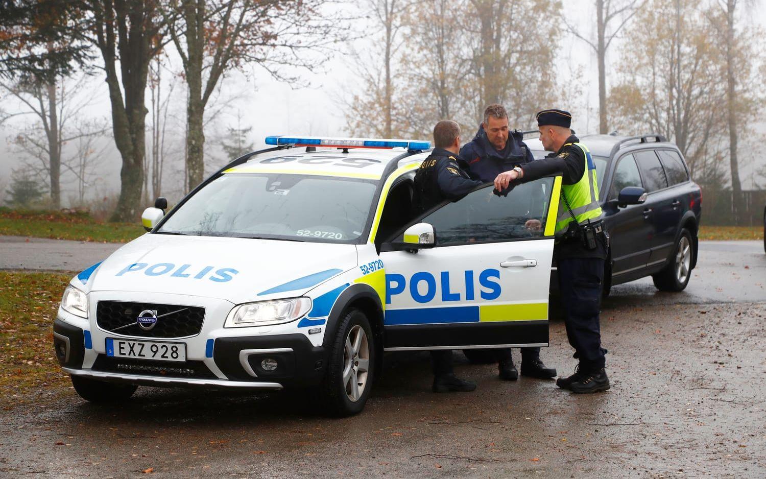 Poliser vid området runt Mulleberget i Ulricehamn, där en kvinna hittats död på tisdagskvällen. Bild: Thomas Johansson