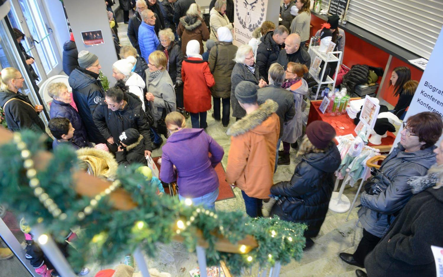 Mycket folk kom till julmarknaden i Folkets hus, och det blev trångt och varmt. Bild: Pasi Hakopuro