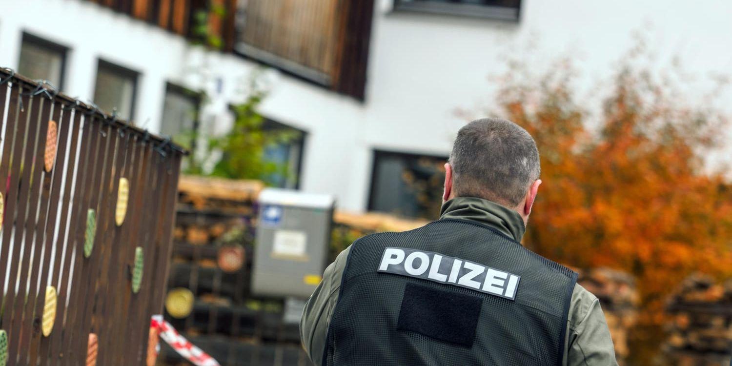 En polis utanför den morddömde 50-åringens hus i tyska Georgensgmünd. Arkivbild.