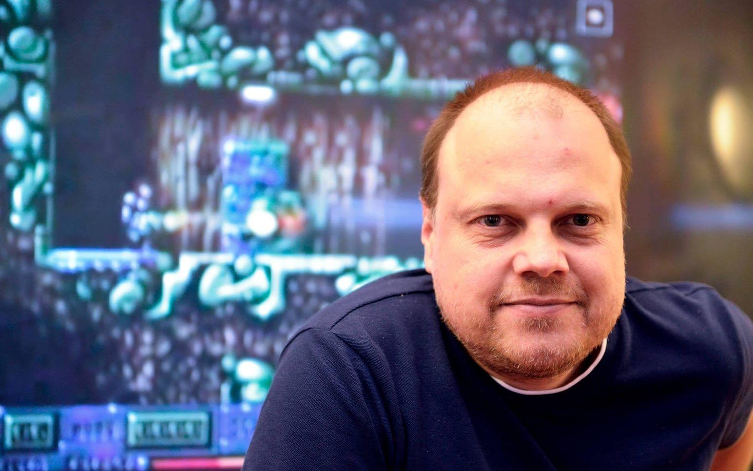 Staffan Langin har jobbat i spelbranschen under hela sitt yrkesliv och han lärde sig att programmera på allvar med en Amiga 500. I bakgrunden syns spelet "Hardcore", som aldrig gavs ut. Foto: Jonas Myrholm
