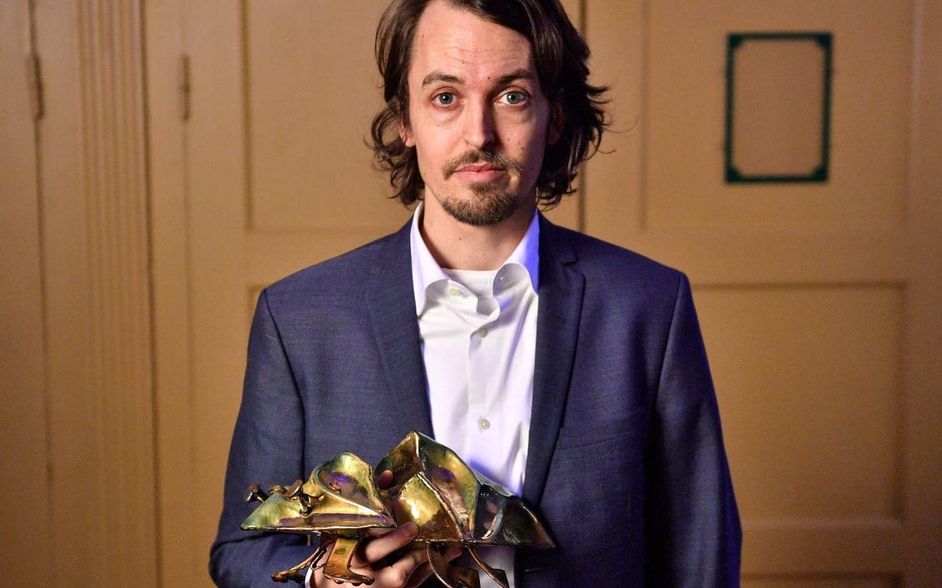 Johannes Nyholm fick priset för bästa manus i filmen "Jätten" vid Guldbaggegalan 2017 på Cirkus i Stockholm på måndagen. Foto: Vilhelm Stokstad (TT)