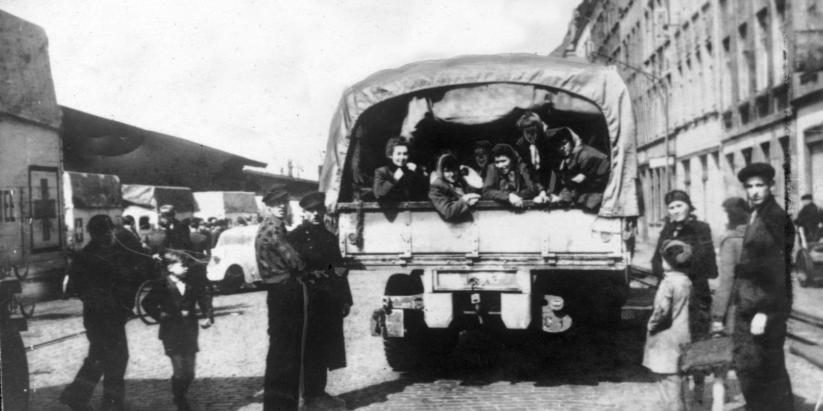 En svensk transportbil med kvinnor som befriats från det nazistiska koncentrationslägret Ravensbrück i Tyskland 1945. Arkivbild.