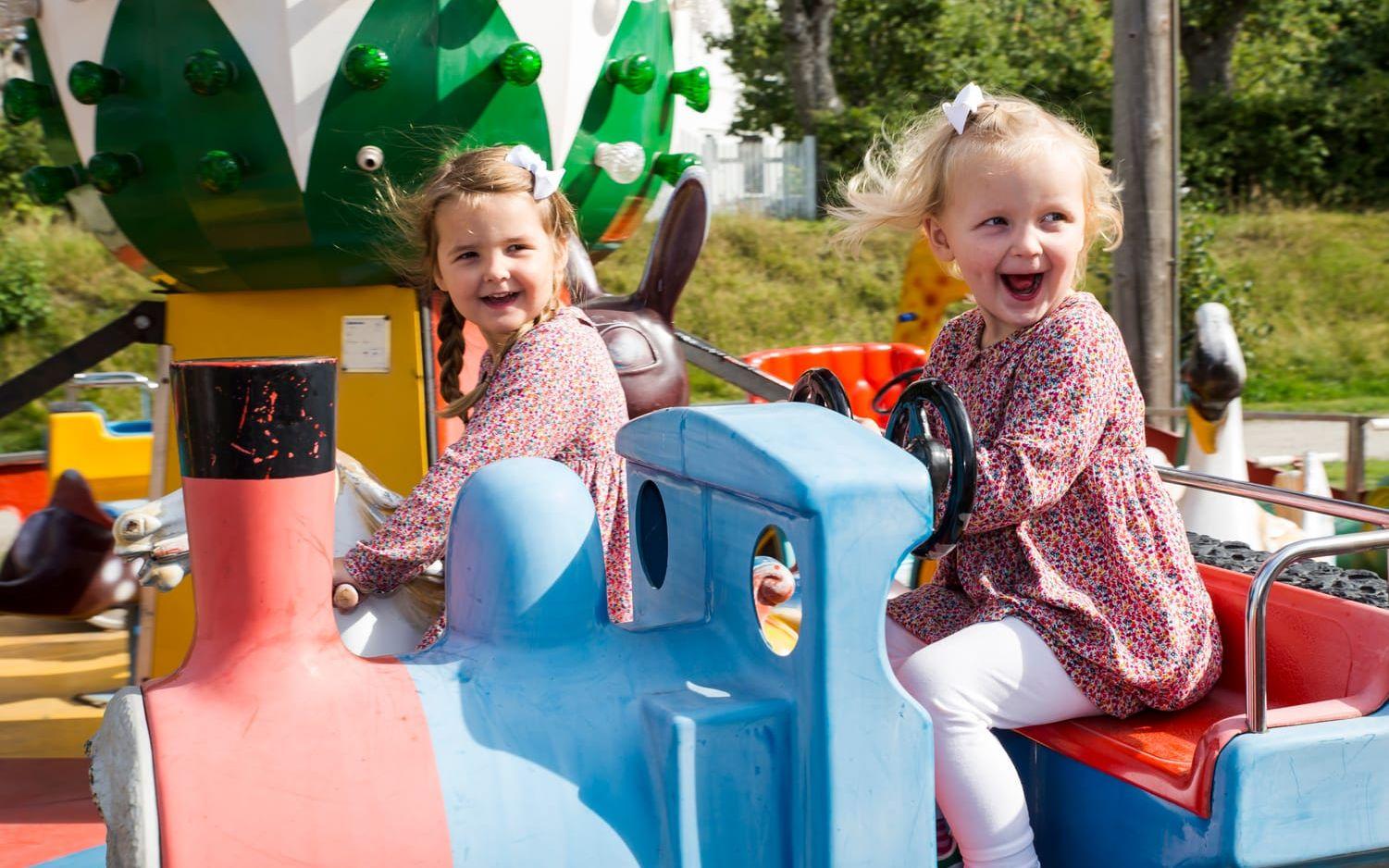 Systrarna Ella och Thea Blixt åker karusellen under bygdefesten i Brålanda. Foto: Christian Flodin