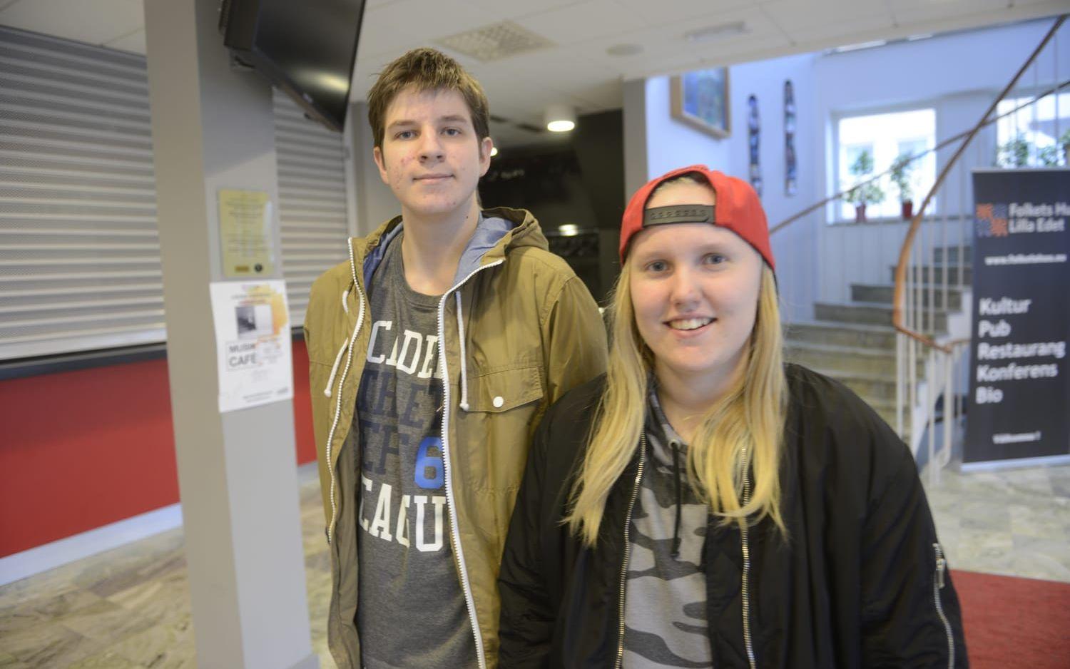 Hugo Svensson i 9D och Elina Larsson i 9C var två av eleverna som tyckte att Palmers föreläsning var intressant. Foto: Pasi Hakopuro