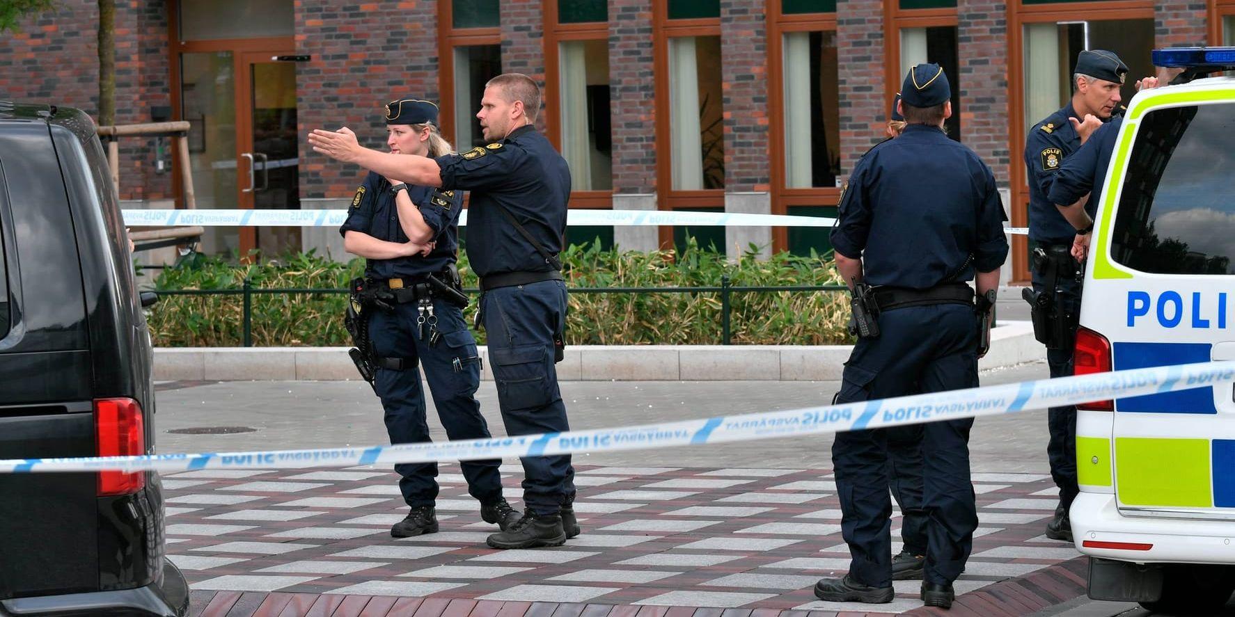 Polisen larmades till Holma torg i Malmö efter att en person skadats i en skottlossning.