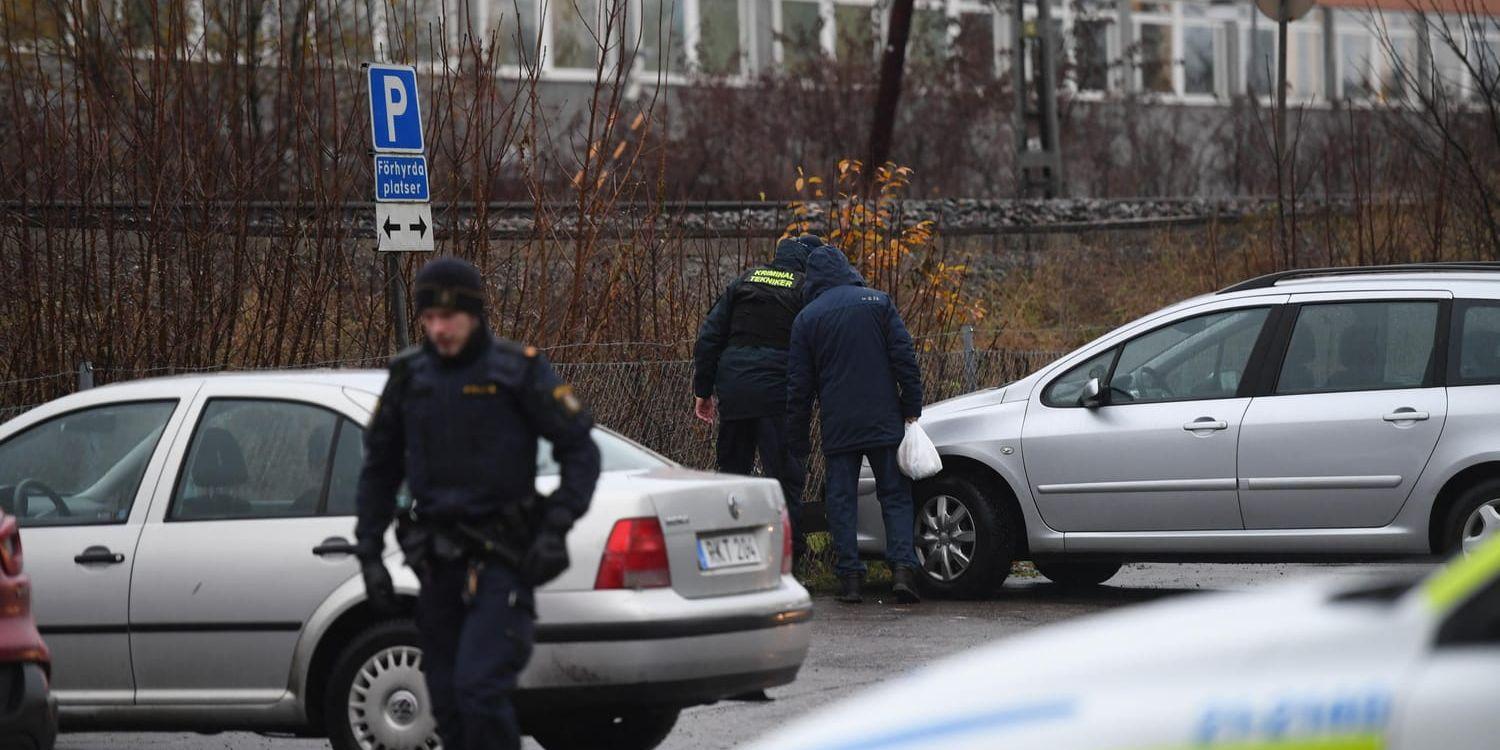 Polisen söker igenom parkeringsplatsen nära polishuset i Uppsala. En person är anhållen efter att en handgranat exploderat.