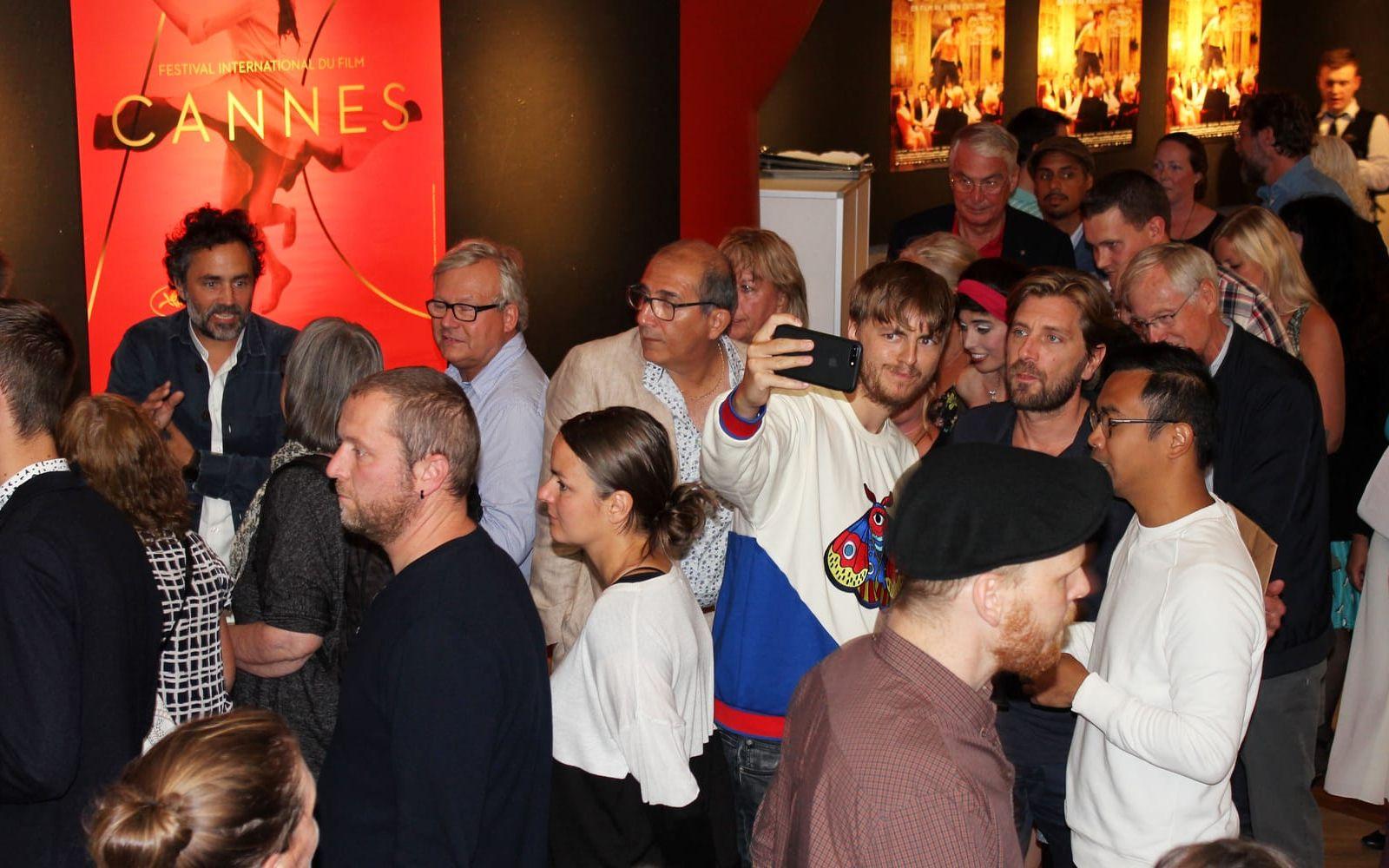 Kändistätt. Många minglade och ville ta en selfie med Ruben Östlund innan visningen.