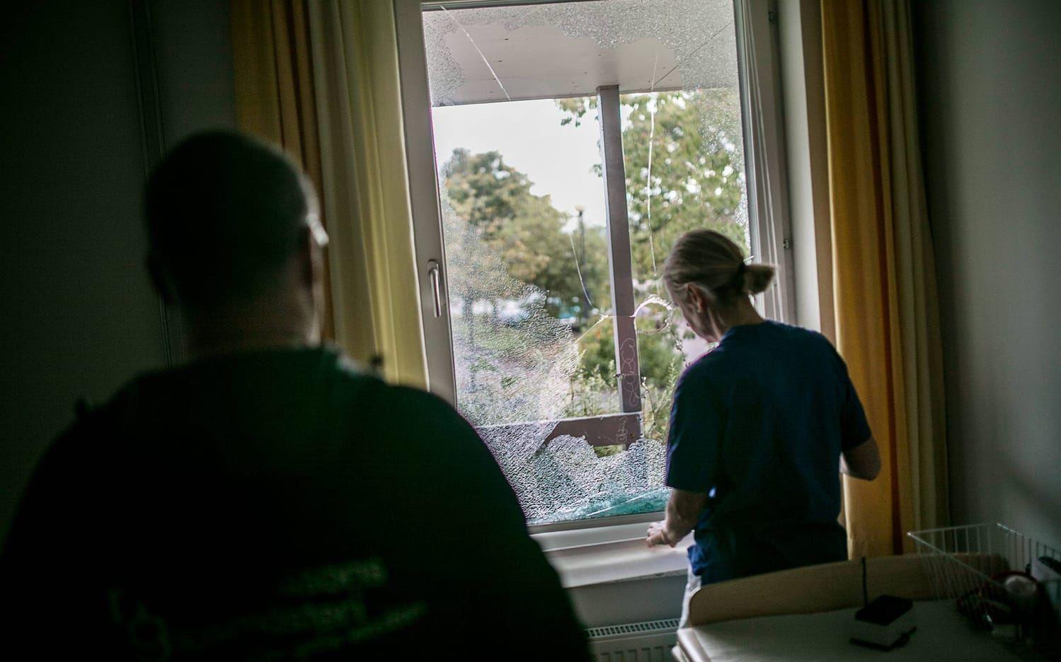 På fredagsmorgonen höll glasmästare Björn och Markus Hofling på att byta ut rutorna som krossades på vårdcentralen vid det våldsamma upploppet. Bilder: Andreas Olsson