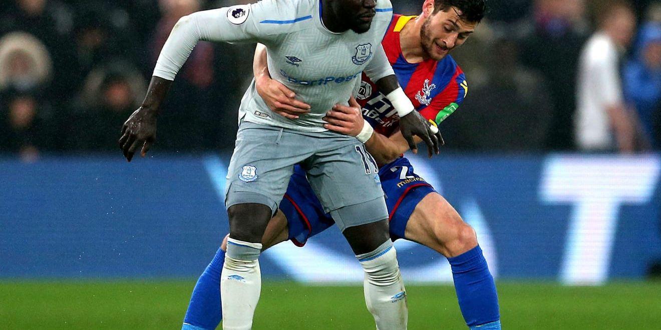 Oumar Niasse uppvaktas närgånget under matchen mot Crystal Palace. Det krävdes inte lika mycket för att han skulle falla i straffområdet.