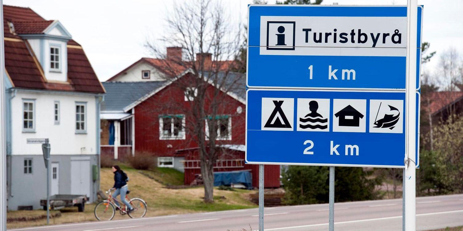 Vägskylt om turistbyrå i Älvdalen i Dalarna. Arkivbild.