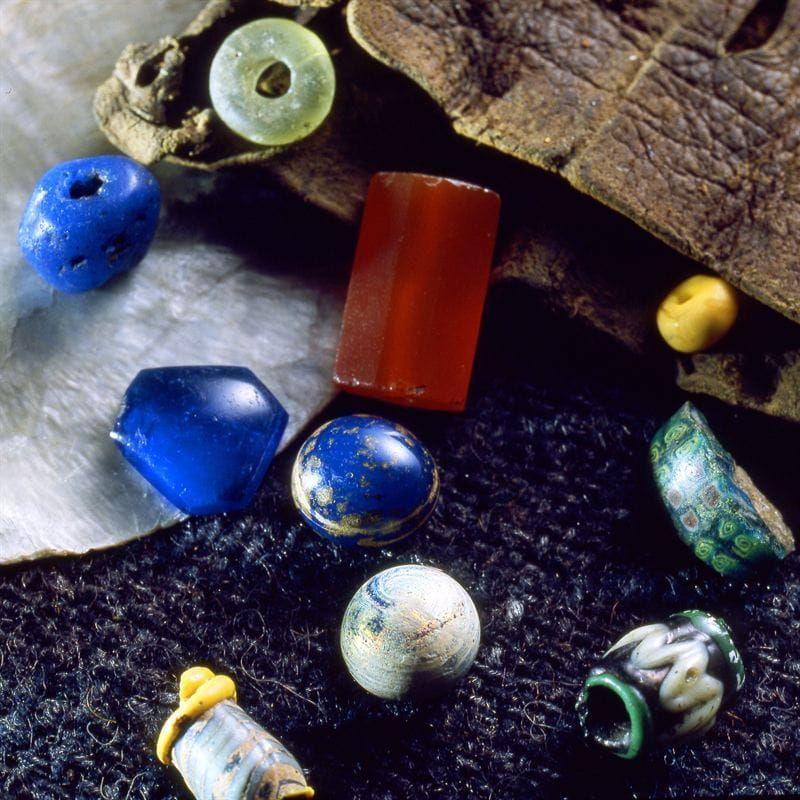 Stenar och pärlor var viktiga på olika sätt för dåtidens människor och just det här är temat för familjedagen på Lödöse museum på söndag. Foto. Lödöse museum