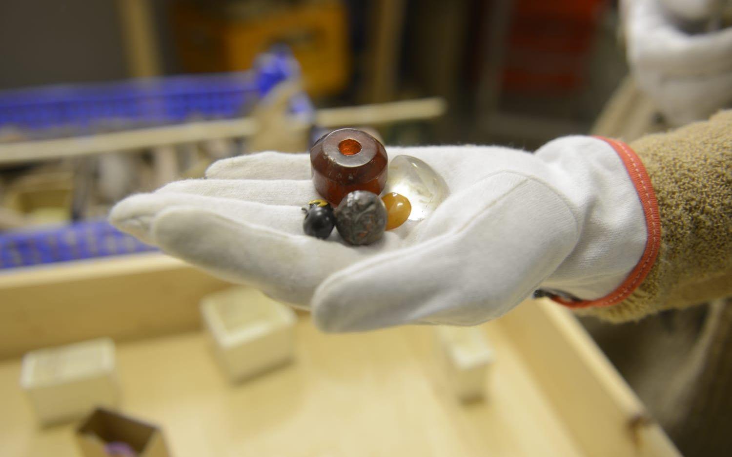 Stenar och pärlor var viktiga på många olika sätt under medeltiden. Några av stenarna från Lödöse museum får besökare se på familjedagen.Foto: Pasi Hakopuro