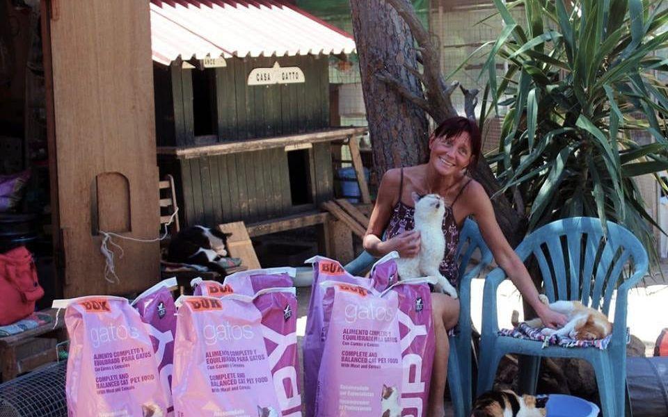Uppskattad av många. Malin köper mat åt de hemlösa djuren med hjälp av frivilliga donationer. Foto: Privat