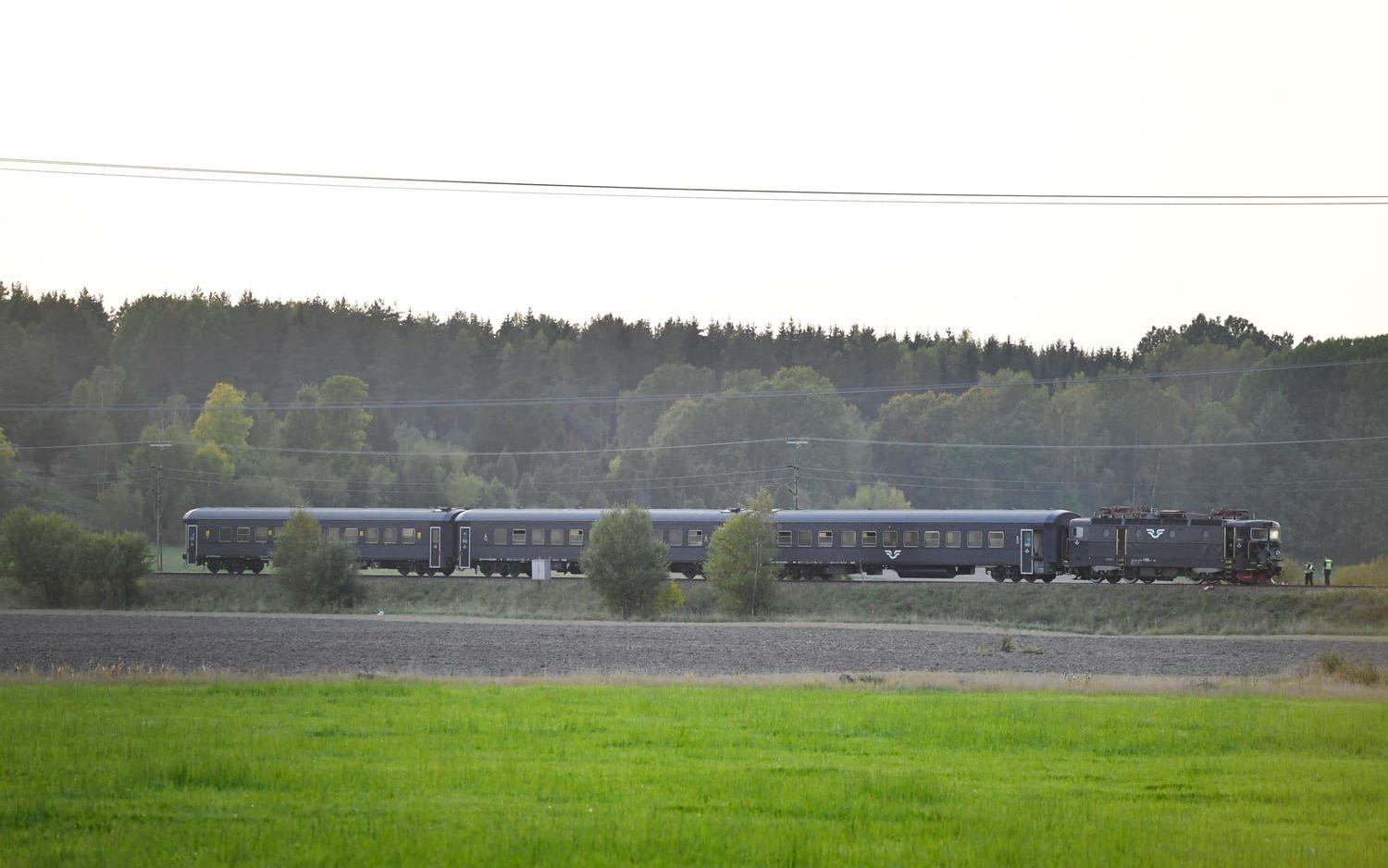 Ett persontåg har krockat med en stridsvagn och spårat ur i närheten av Trosa i Södermanland på tisdagseftermiddagen. Fyra personer är skadade, tre från försvarsmakten och en på tåget. Foto: TT
