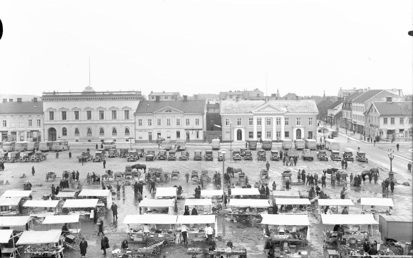 Ett fotografi över Oktobermarknaden taget under 1930-talet, från Kungsgatan sett. Bilden tillhör Vänersborgs museum