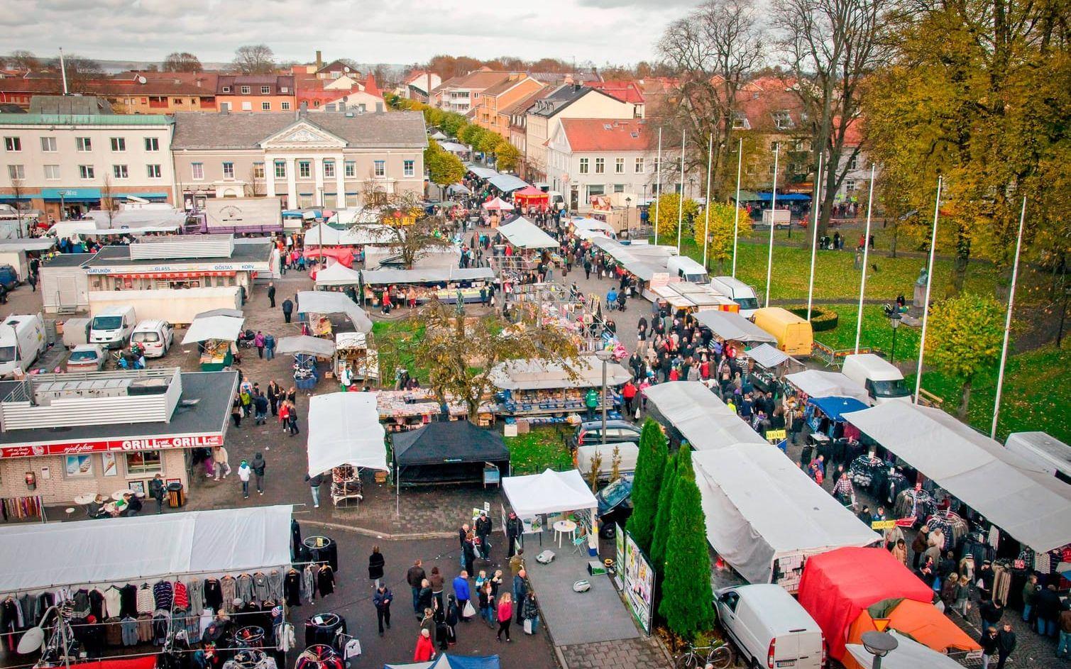 Oktobermarknaden är nu, liksom förr, en stor tillställning som lockar många till Vänersborg. Bilden ovan är från 2011 och är tagen längst upp i Wermlandsbanken-huset. Foto: Johan Blixt
