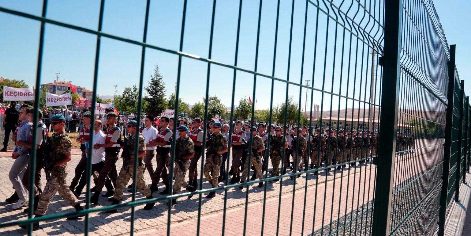 Polis och specialstyrkor eskorterar 486 personer, misstänkta för att ha lett kuppförsöket i Turkiet förra året, inför att rättegången mot dem drog i gång förra veckan.