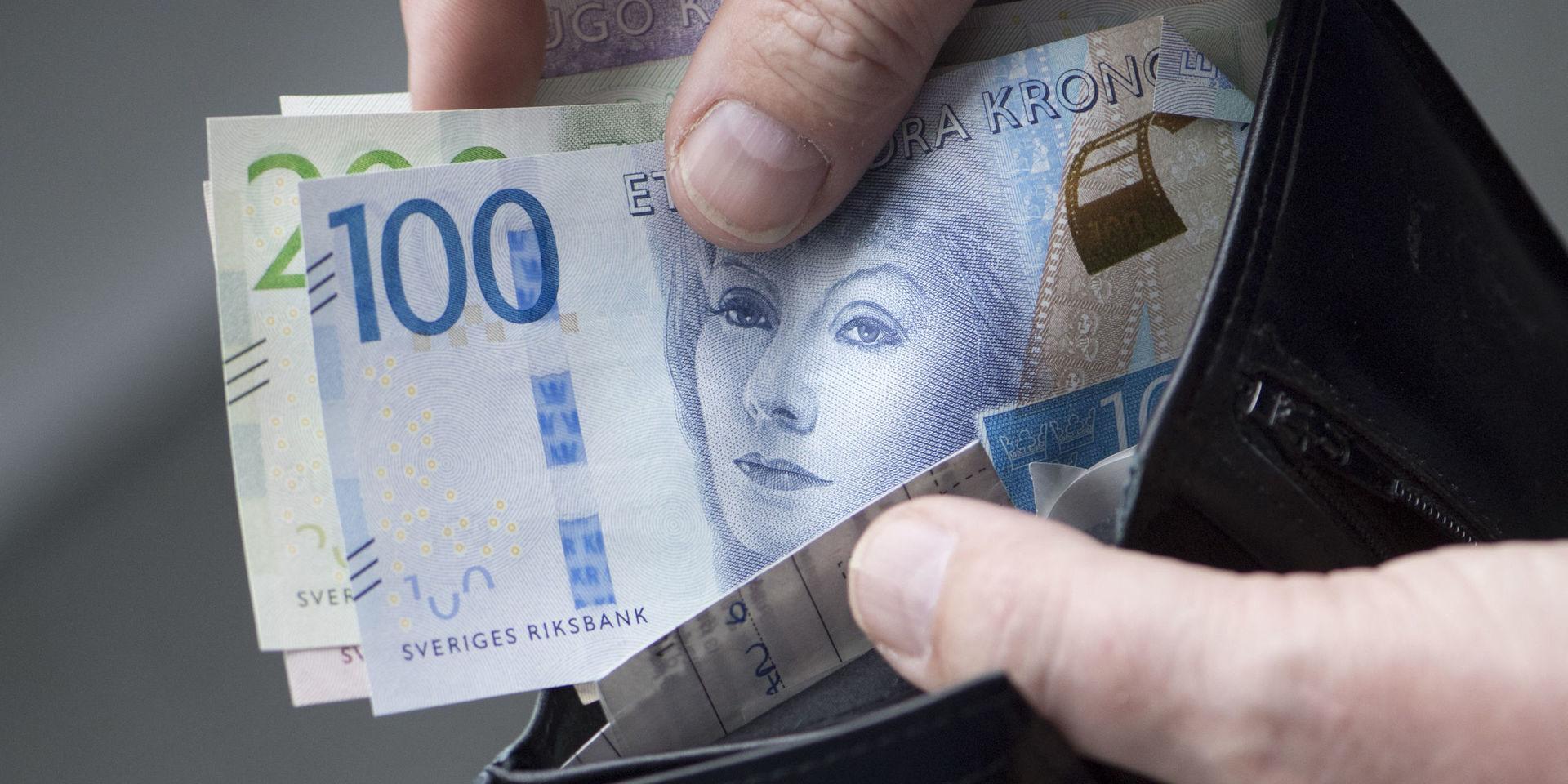 STOCKHOLM 20161025
Nya svenska sedlar i en plånbok 
Foto: Fredrik Sandberg / TT / Kod 1008