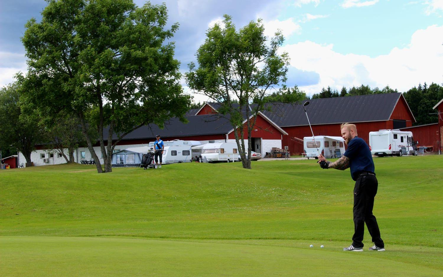 För att få in mer kvinnor i sporten behöver golfbanorna anpassas med andra utslagsplatser, förklarar Lennart Svensson.
