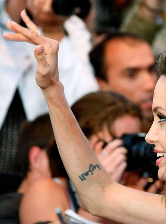 Angelina Jolie har mottot "Viljans makt" tatuerat i arabiska på sina underarm. BILD: TT