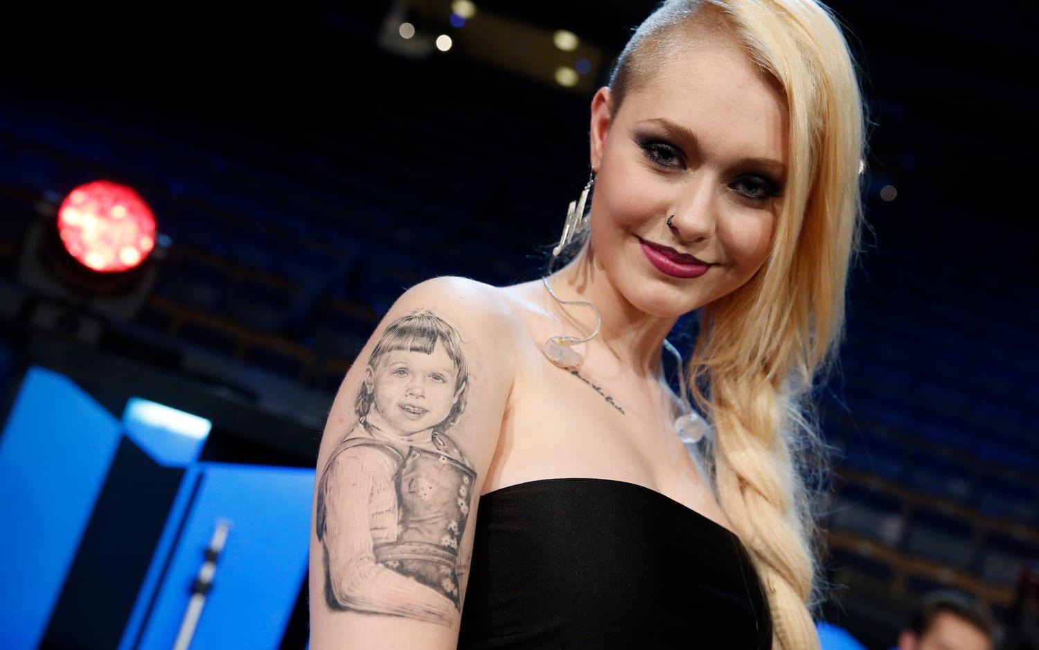 Manda tävlade i Melodifestivalen 2014 och visade upp sin tatuering föreställande hennes mamma (som sjuåring). BILD: TT
