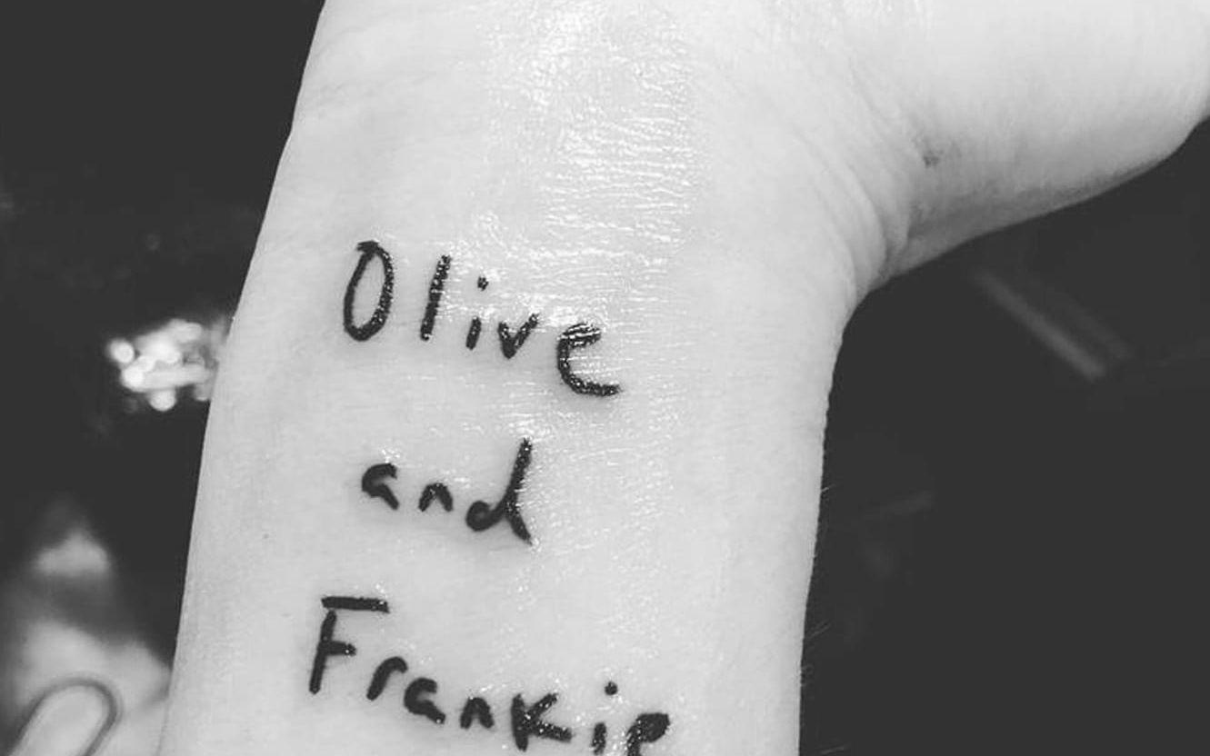 Skådespelerskan Drew Berrymore har tatuerat sina barns namn på handleden. BILD: Stella Pictures