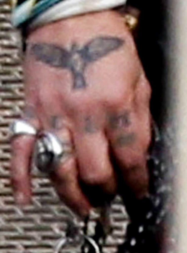 Johnny Depps handtatueringar känns igen från en aktuell parfymreklam. BILD: Stella Pictures