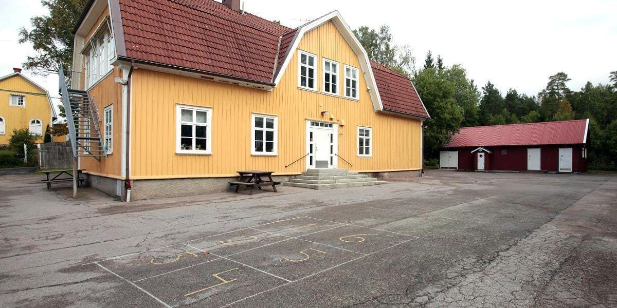 Det råder oklarhet om hur det ska gå för grundskolan i Väne Ryrs skola.