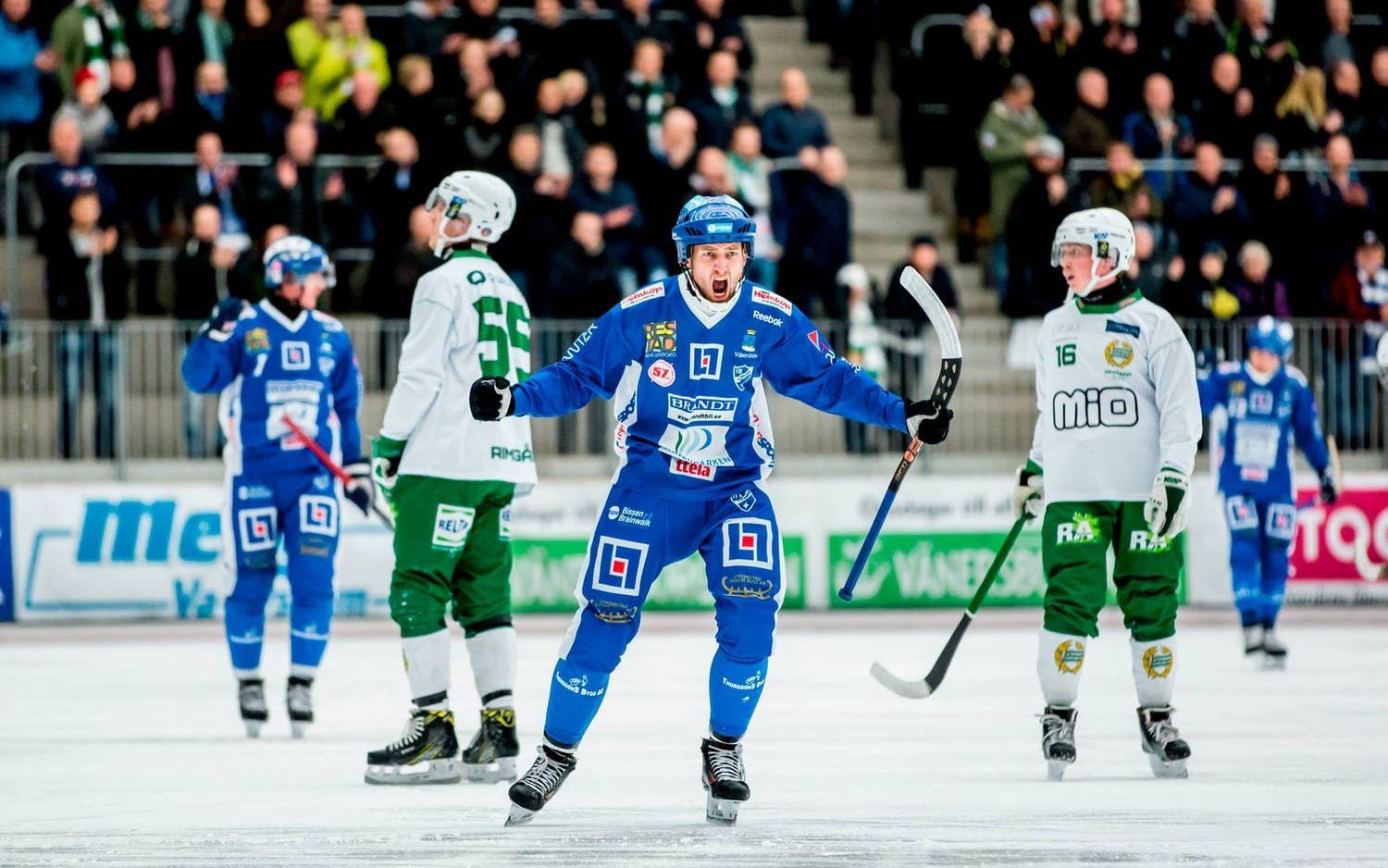 FYRAMÅLSSKYTT. Joakim Hedqvist visade på nytt att gammal är äldst, och klev fram när IFK darrade lite grann mot slutet av matchen. ”Jocke” stod för både 6-3 och 7-5 i ett läge då Hammarby jagade som mest. Bilder: SEBASTIAN LAMOTTE