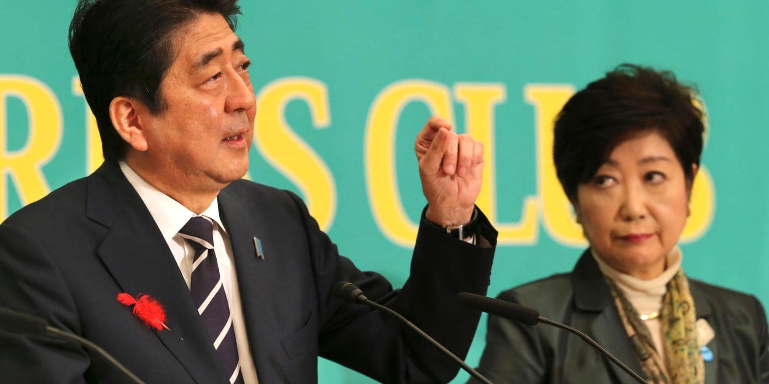 Premiärminister Shinzo Abe och utmanaren Yuriko Koike möttes tidigare i oktober i en debatt inför valet. Arkivbild.