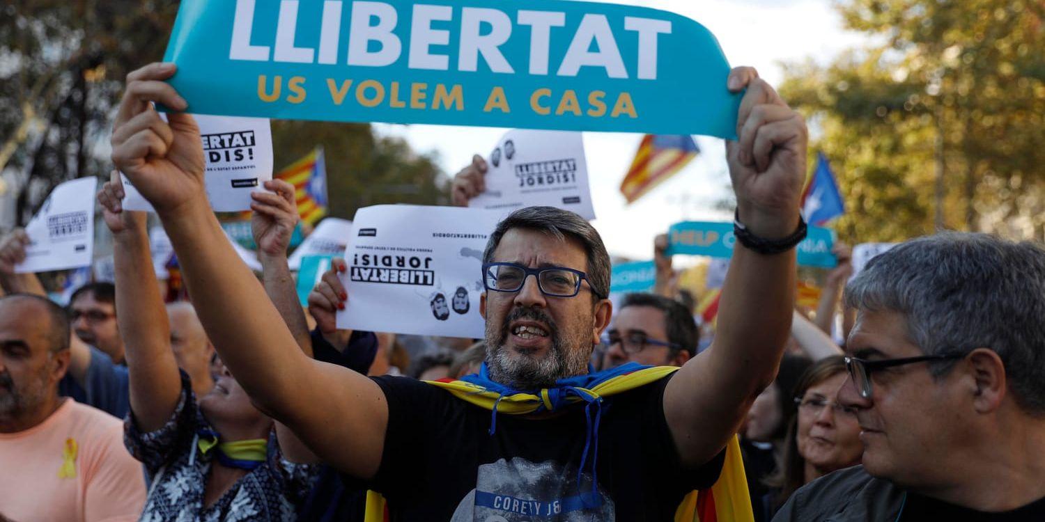 "Frihet – vi vill ha er hemma". Katalanska demonstranter kräver att "de två Jordi", Jordi Cuixart och Jordi Sànchez som gripits av myndigheterna, ska friges.